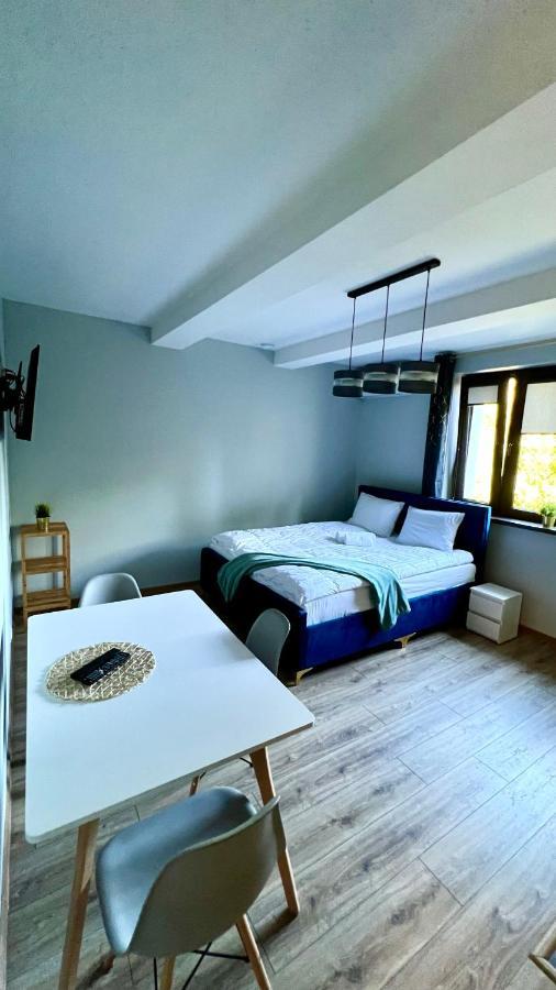Aparthotel W Dolinie Stawow Zator By Housine Las Exterior photo